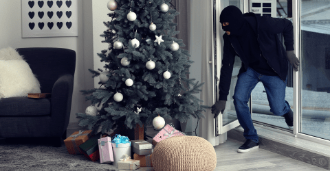 Mannelijke dief breekt in via een raam van een woning